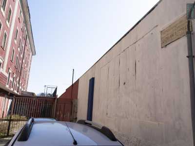 Prima di arrivare in via Tunisi per� si trova sulla destra l�ancora pi� breve via Beltrani, praticamente un vicolo cieco che porta a un cancello che dava accesso a un palazzo rosso che fu occupato da immigrati e italiani indigenti prima di essere sgomberato
